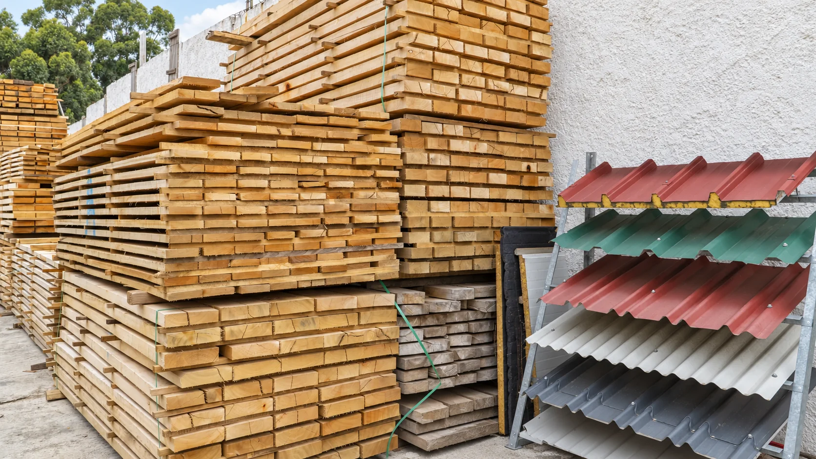 Pilas de tablas de madera y chapas de colores