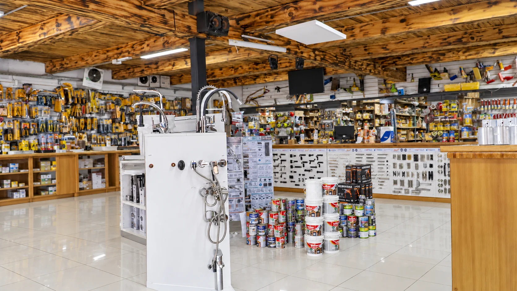 Showroom de grifería y pinturas